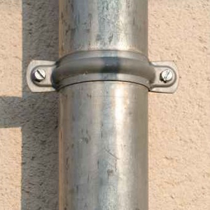 tuyaux en métal contre un mur